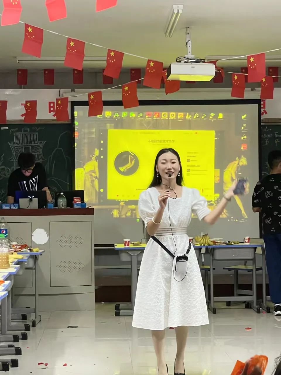 中最难忘的是校园时光此地到处是月光所在翔宇即为家与同学们围坐一起