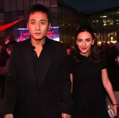 洋媳妇保质期太短,经不起岁月摧残!两位男星和老婆合影如母子!