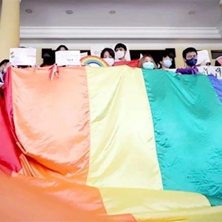 泰国学生第一次“骄傲游行”彩虹旗闪烁呼吁平等