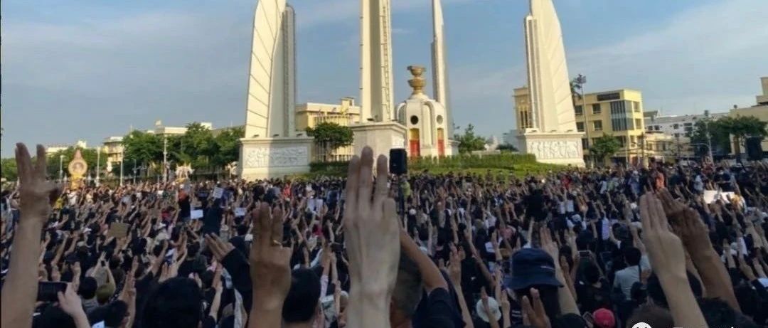 泰国数月来最大反政府集会,曼谷民主纪念碑逾2千人聚集提3大诉求