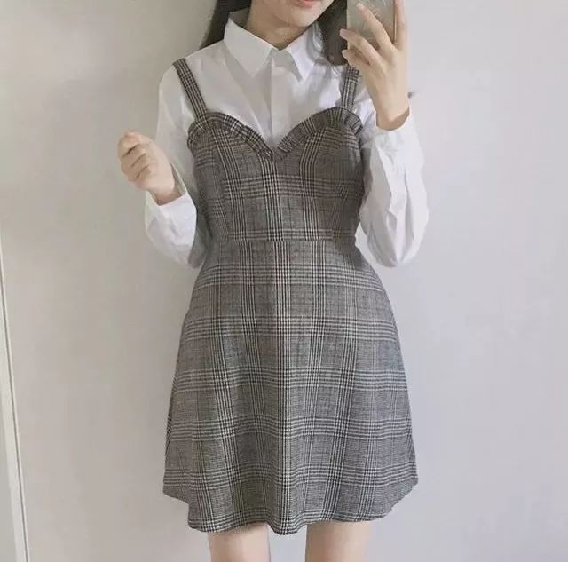 高腰确实有显高显瘦的效果,但大胸更建议穿高腰半裙,由于这种高腰背带