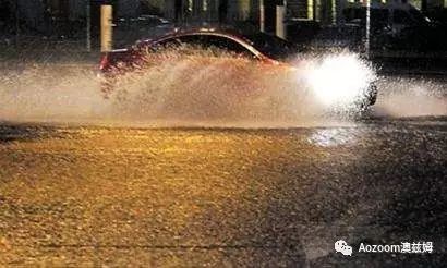 “雨神”萧敬腾狂虐南方造成多地暴雨,你家车灯进水了没?