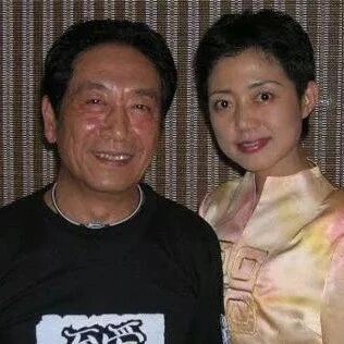73岁的王奎荣,隐瞒了2年的小37岁娇妻,竟是熟悉的她
