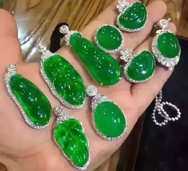 阳 阳指的是颜色的明亮程度 颜色明亮的才更值钱 常说的翡翠颜色有