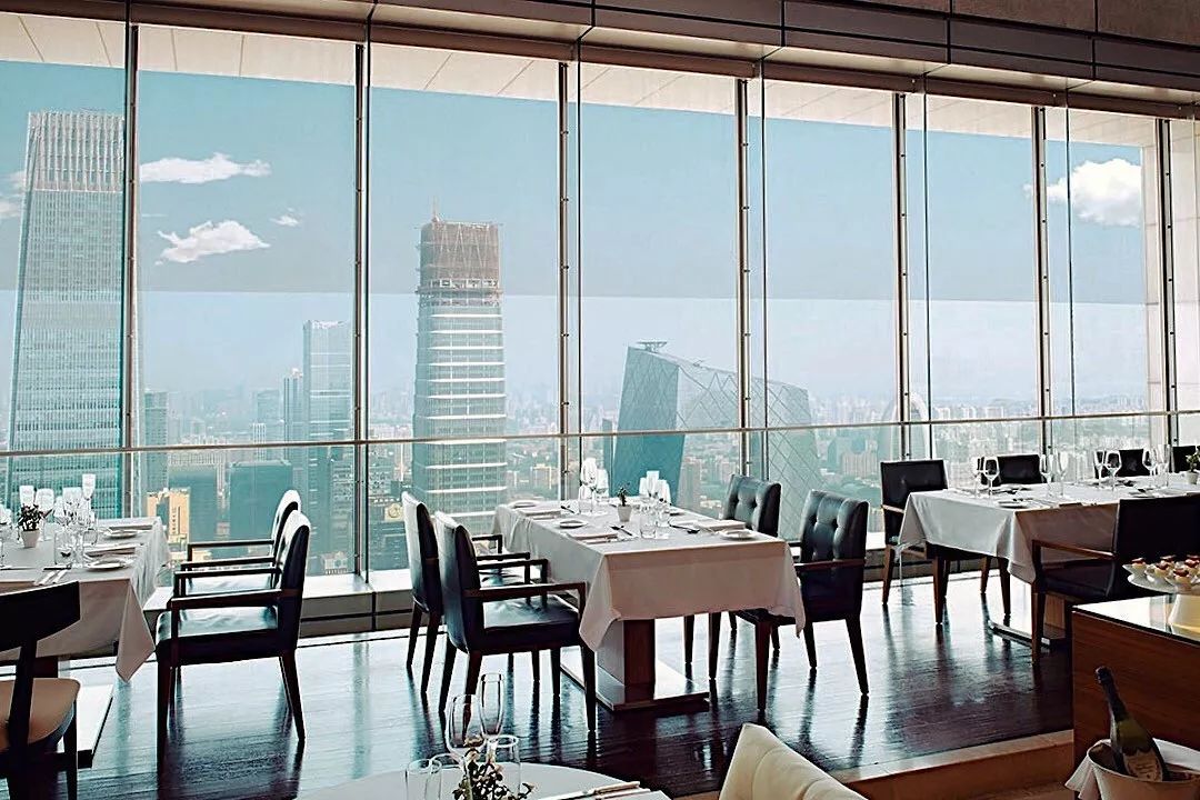 010-84044909 人均:300 rmb 位于柏悦66层,是北京非常有名的夜景餐厅