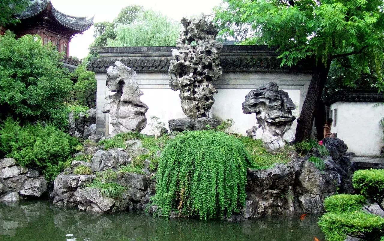 "瑞云峰",与上海豫园的"玉玲珑",杭州的"绉云峰"并称为"江南三大名石"