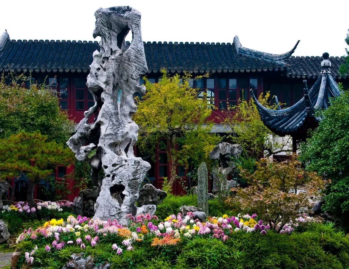 因其形又名观音峰,是苏州园林中著名的庭院置石之一,充分体现了太湖石