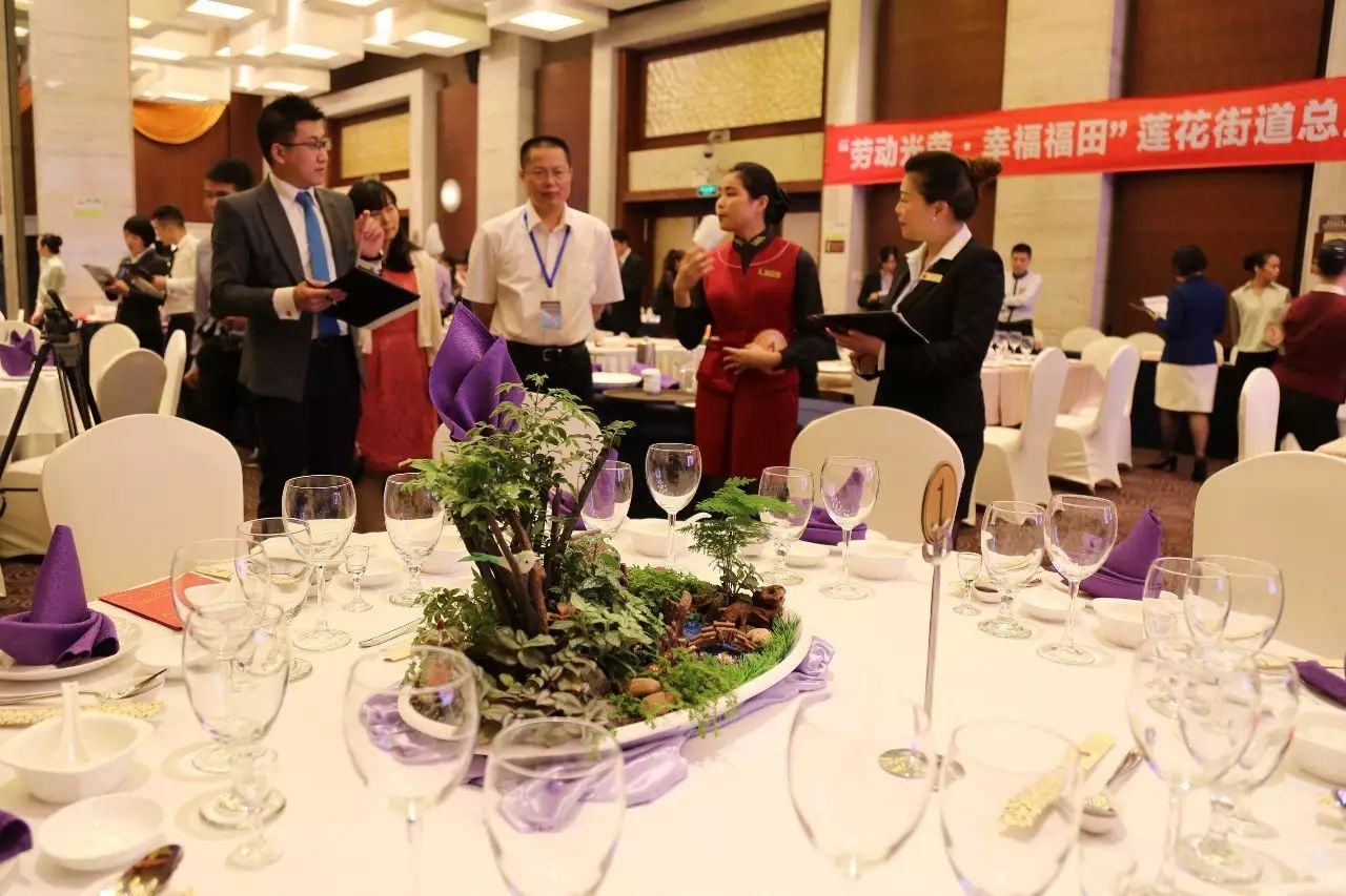 此次活动共设立了中餐宴会摆台,西餐宴会摆台,花式果盘,刀工&摆盘