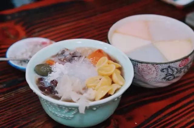 文 Feekr旅行 ID Feekr_trip 对于一位真正的美食家来说,潮汕是一个不能不去的地方。 因为这可是中国美食界的一座孤岛。 这里的一碗白粥,也是极具艺术感,上百种杂咸供你选择!白粥配杂咸,就能让你爱上潮汕的早晨。 这里的一锅潮汕虾粥,可以让一个生病了两三天的人瞬间痊愈,胃口大开。 这里的一份牛肉火锅,可以让你感受前所未有的牛肉口感入口即化,更能因为它的配酱而升华一切。 除了美食,这里是一座富有电影质感的老城,走在老街道上,总会不自觉地跑神,一位自己掉进了台湾的电影场景里