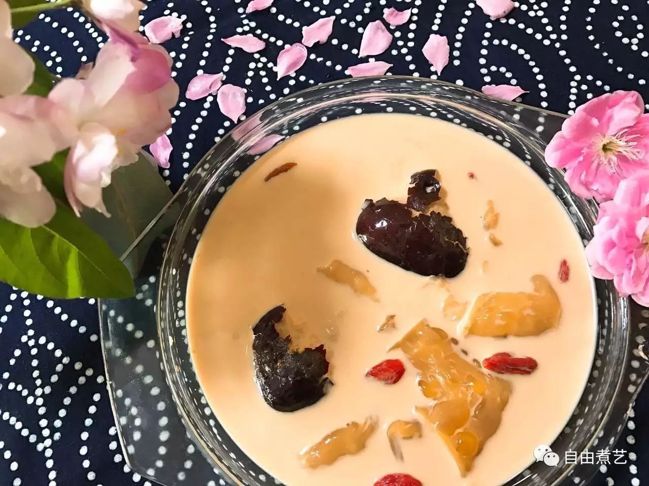 水乳胶融 | 鲜奶红枣炖花胶