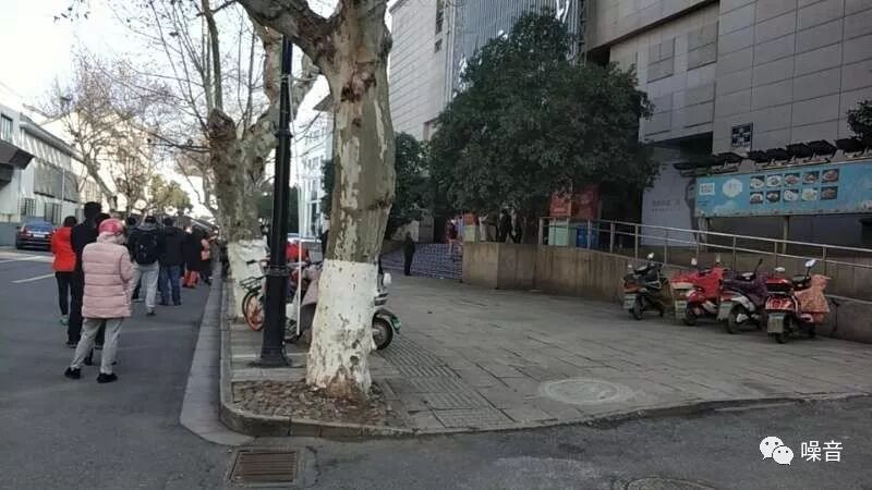 停课不停学，正在变成一场人道灾难。