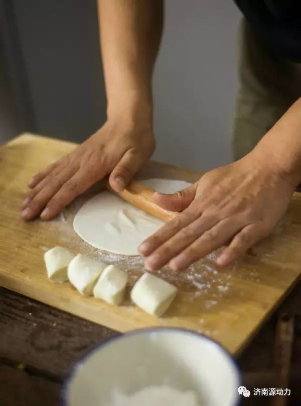 5.醒好的面,切剂子赶薄饼.