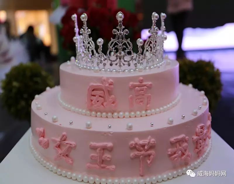 为女王专属定制的尊贵蛋糕,够甜够柔美!