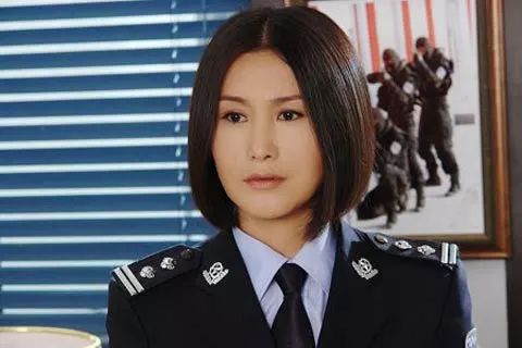 她也整容了,把自己整成了高晓松,比网红脸还吓人