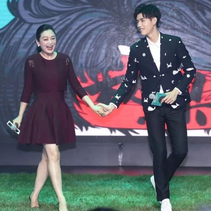 陈红和儿子一起跳舞,穿连衣裙优雅美丽,状态好到和儿子像姐弟