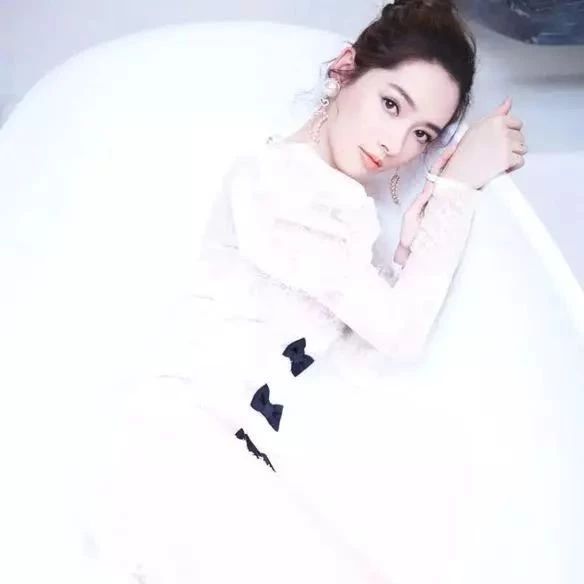 郭碧婷深V透视撞脸娜扎,躺浴缸S型曲线完美!
