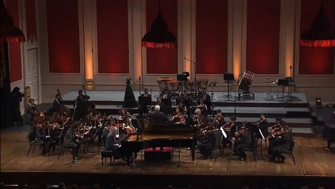 【特别推荐】“钢琴女祭司”演奏《第二钢琴协奏曲》，风范依旧