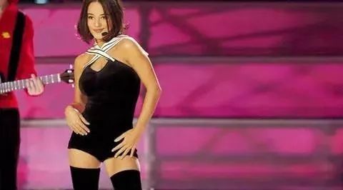 法国小天后Alizee翻唱麦当娜《La Isla Bonita》,拉丁曲风太好听了,耳朵已被征服!