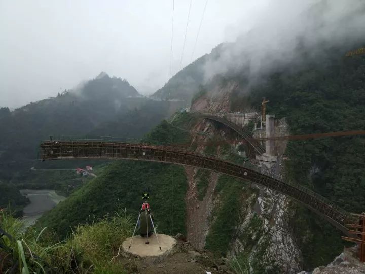 我国目前转体跨度最大的桥在恩施州鹤峰县合龙