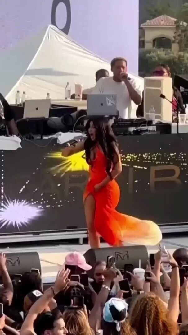 卡姐又上热搜了！⭐卡迪·B演出时被观众泼饮料！怒扔麦克风视频曝光，网友却夸：干得漂亮？