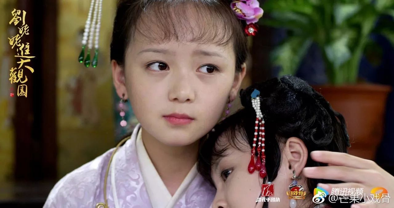 钗黛交心这一幕中,小宝钗的眼里全是故事.