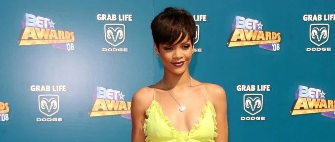 Rihanna被家暴一事又升级:Eminem的歌词让人太无语!| 一周看点