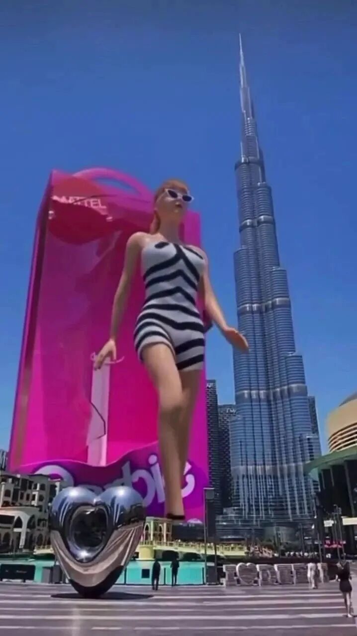 （点击下方可查看视频）⭐“3D巨人芭比”现身阿联酋，网友：神奇又可怕...