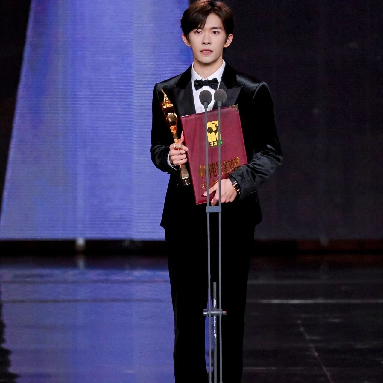 25.11.16 恭喜演员易烊千玺!!!!!!!