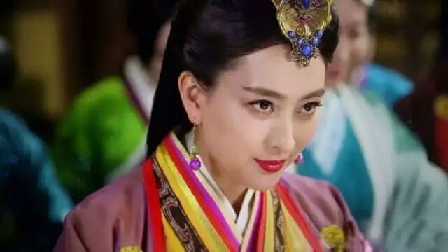 她是三项影后,吴奇隆深爱不得的女人,却被相爱十年男友抛弃