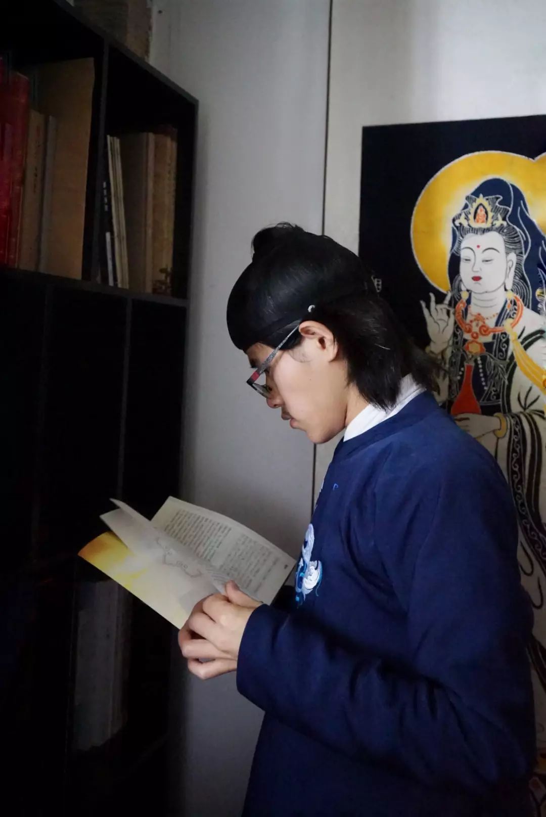 现在他有了自己的佛学师父