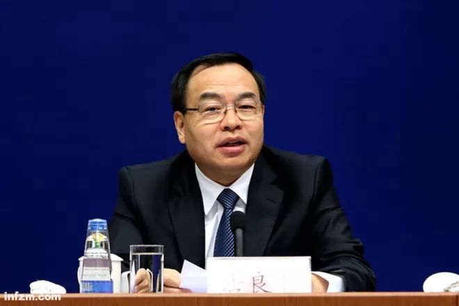 过去7任襄阳市委书记中,已升正部级的阮成发和唐良智,还在武汉搭过3年多的班子。 卸任襄阳市委书记后,阮成发当了几年湖北省副省长,2008年转任武汉市长,3年后升任湖北省委常委、武汉市委书记,2016年,阮成发在59岁的当口,从武汉市委书记任上直升云南省省长。 阮成发当上武汉市委书记后,武汉市长一职由襄阳市委书记唐良智接任。两人共事3年后,唐良智被跨省交流到四川,先后当过成都市市长、市委书记。 唐良智仕途中的关键一跃,是从成都市委书记提拔为重庆市委副书记,那是2017年3月,当时他在四川还没进省委常委班子
