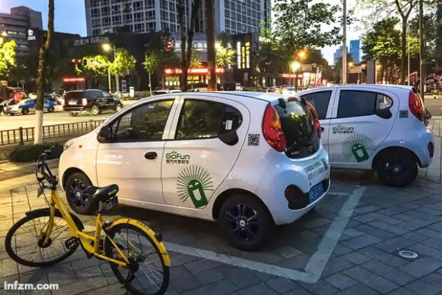 ▲2017年4月24日，浙江寧波，共享汽車停放在車位上。（東方IC/圖）