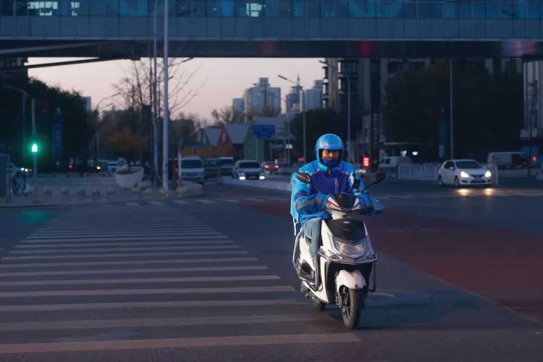 “五险”中，失业保险是骑手需求最低的一项。他们普遍希望，平台买社保时，给予骑手自主选择的权利。视觉中国/图