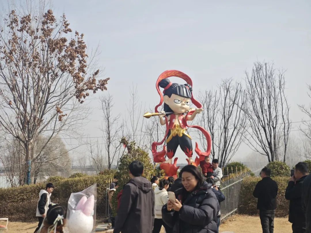 2025年2月15日，安徽蚌埠，游客在九湾村哪吒像前拍照。南方周末记者 郑丹 摄