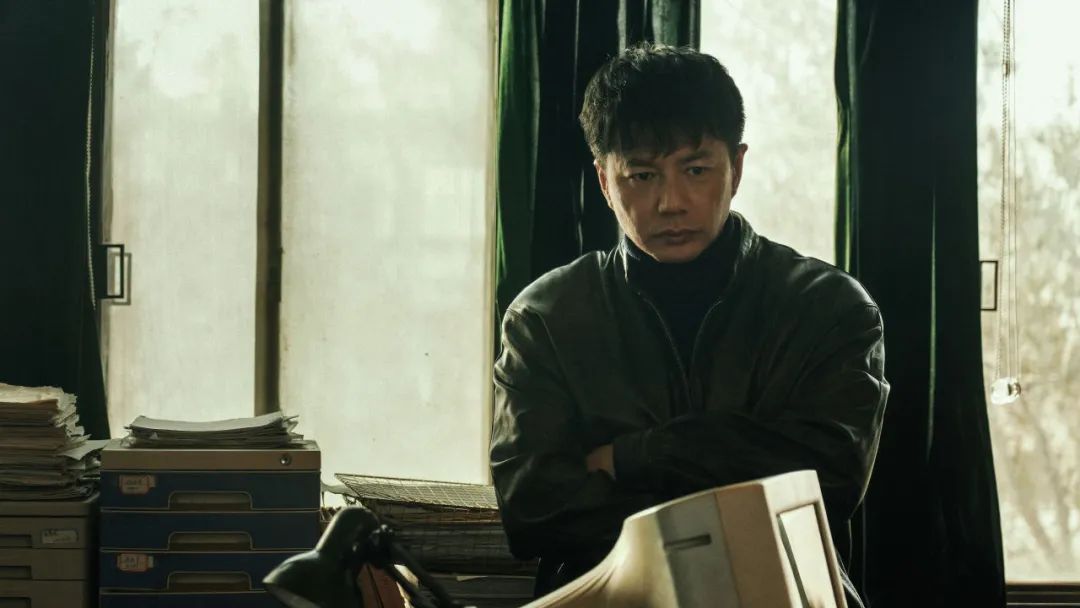 段奕宏在剧集《沙尘暴》中饰演一位西北的基层警察陈江河。(片方供图)