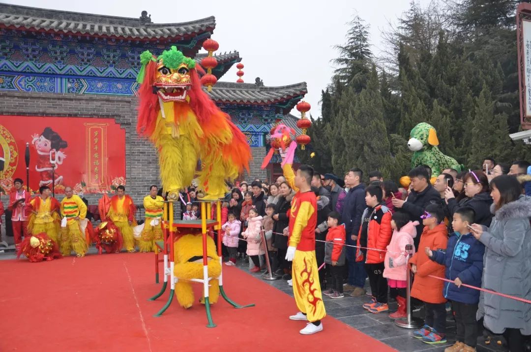 河南开封逛万岁山年味庙会领略特色民俗文化