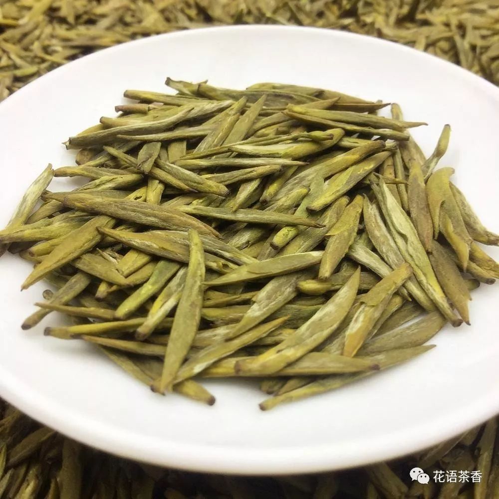 形细如针,故名君山银针,黄茶属于轻发酵茶类,有"金镶玉"雅称.