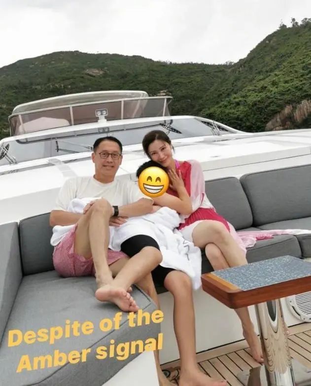 晒晒李嘉欣在香港的豪宅别墅周围全都是森林一家人像与世隔绝