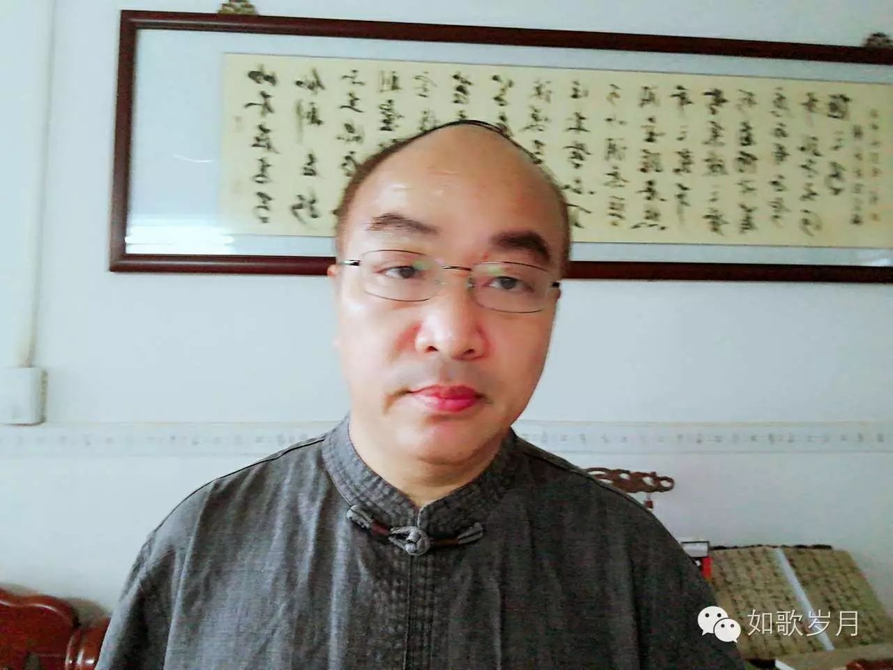 籍贯湖南醴陵,1962年生于陆丰东海,现为陆丰市林启恩纪念中学语文教师