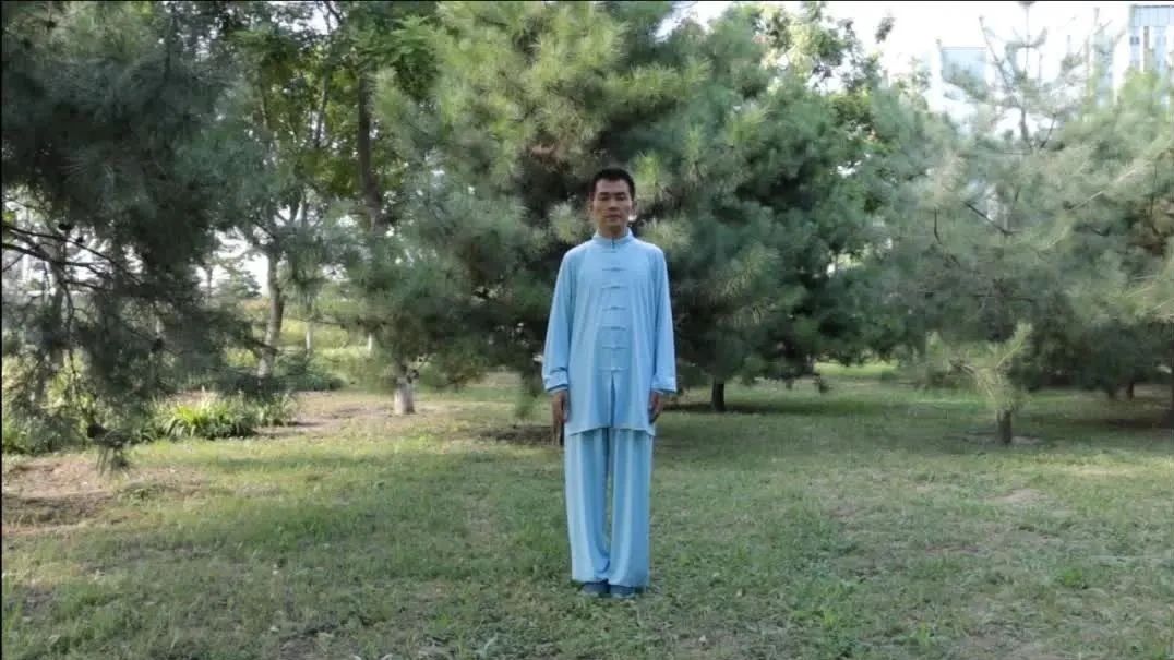 练气功、强正气、防新冠！每天十分钟，打套八段锦，跟着老师操练起来！学会不吃亏~