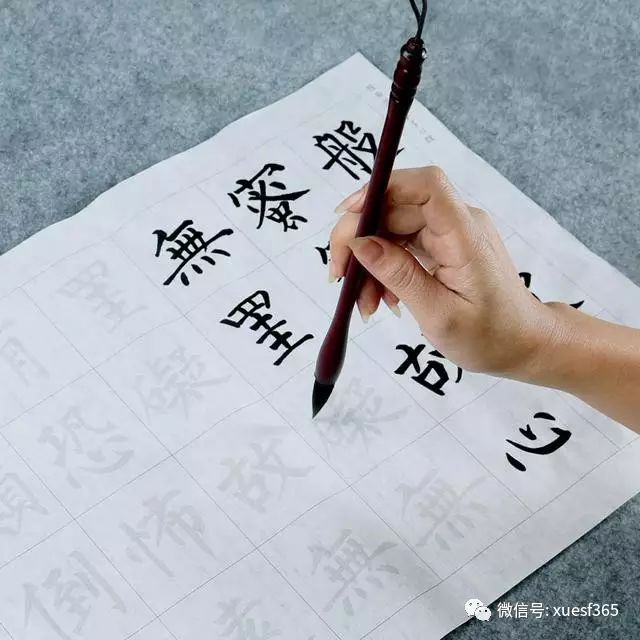 三,坐姿执笔,大小可控 毛笔字书写的姿势,有人一开始提出悬肘练习