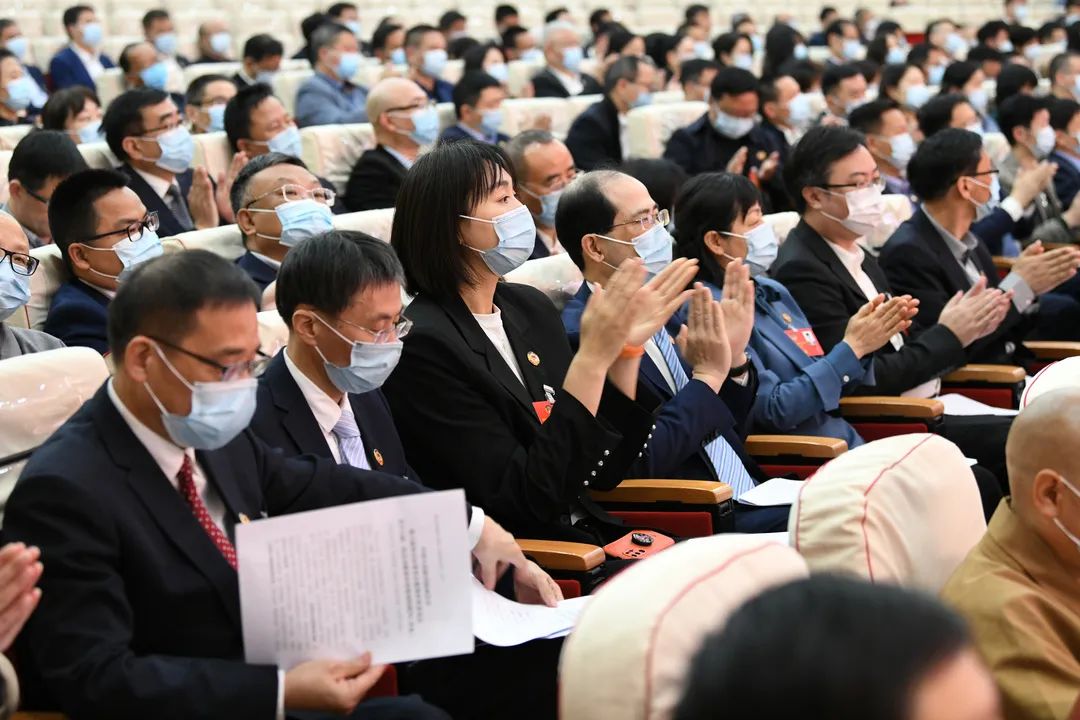 上午市政协八届一次会议闭幕