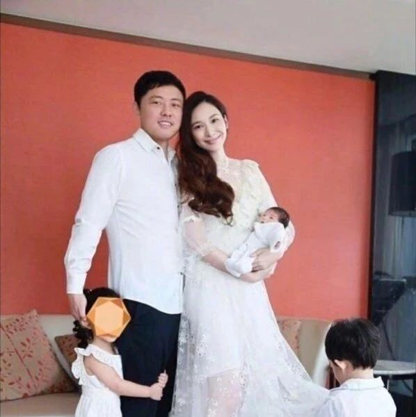 吴佩慈送婆婆的9亿大龙现真身, 和宣传图差太多, 配色喜庆像花灯