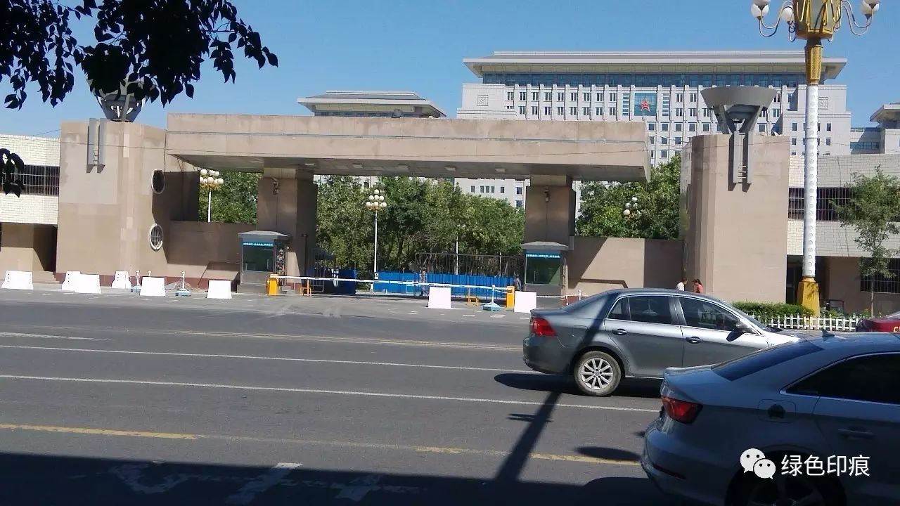 四十多年前我曾多次走进这大院,也曾登上军区大楼,那时进军区大院是我