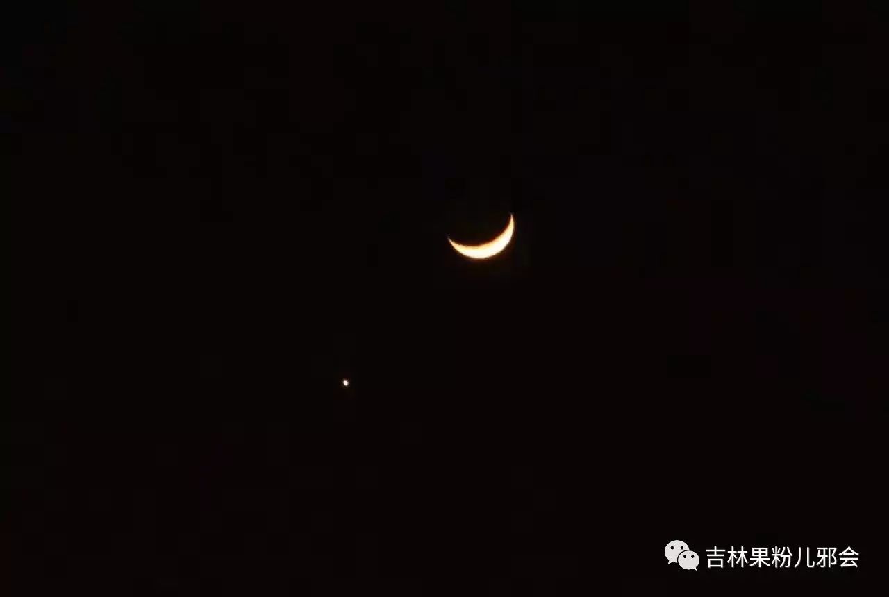 吉林市夜空上演罕见"星月童话" 肉眼可见金星合月