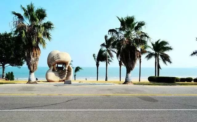 这里的建筑外型像金字塔 与金门岛仅一水之隔的厦门海滨椰风寨风光