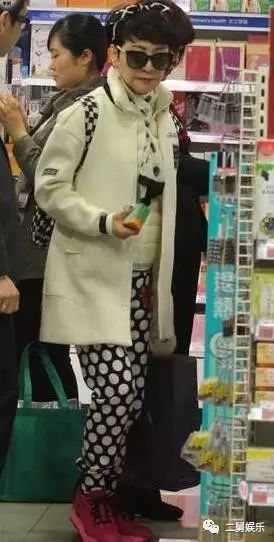 谢霆锋妈妈现身街头买药 潮流范儿获赞“会穿衣”