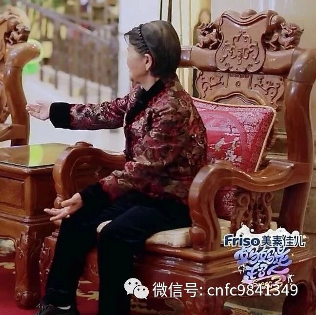杨子到底多有钱?妈妈坐的椅子价值连城,老婆戴1.3元翡翠珠链!