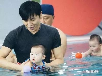 王栎鑫教女儿学游泳,拍照说:下巴收着点儿!显脸小