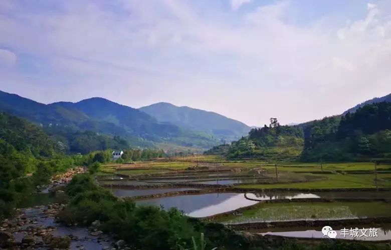 穿荷湖镇向西过原希望街址,驱车约莫三四公里,来到丰城之巓玉华山脚下